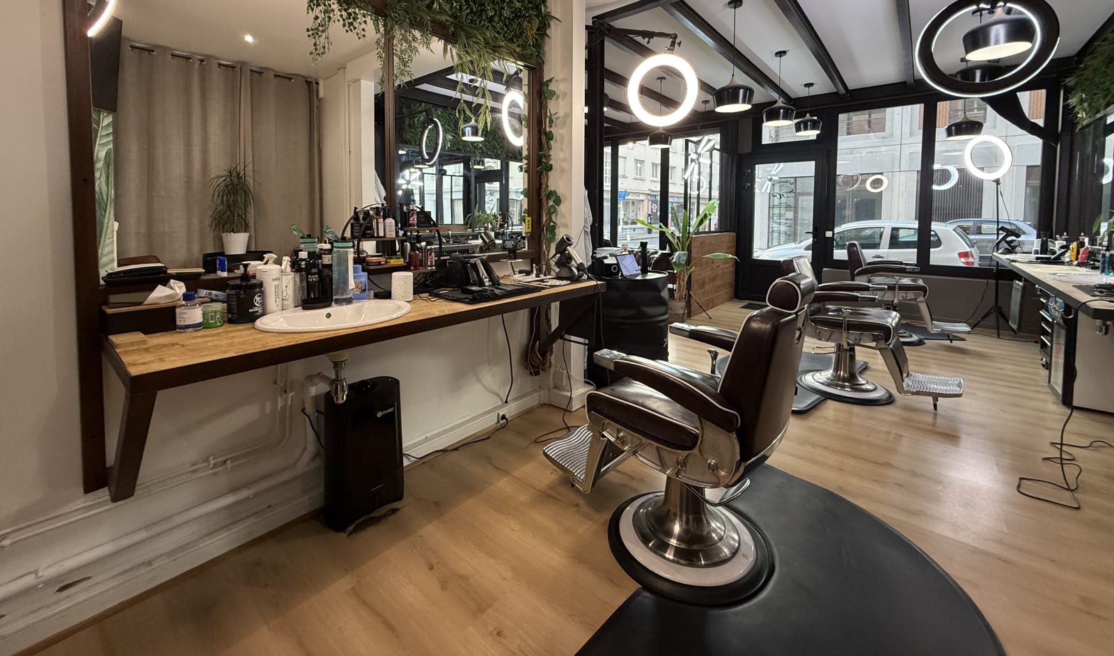 Les fauteuils et postes de coiffure de La Barberia au Havre
