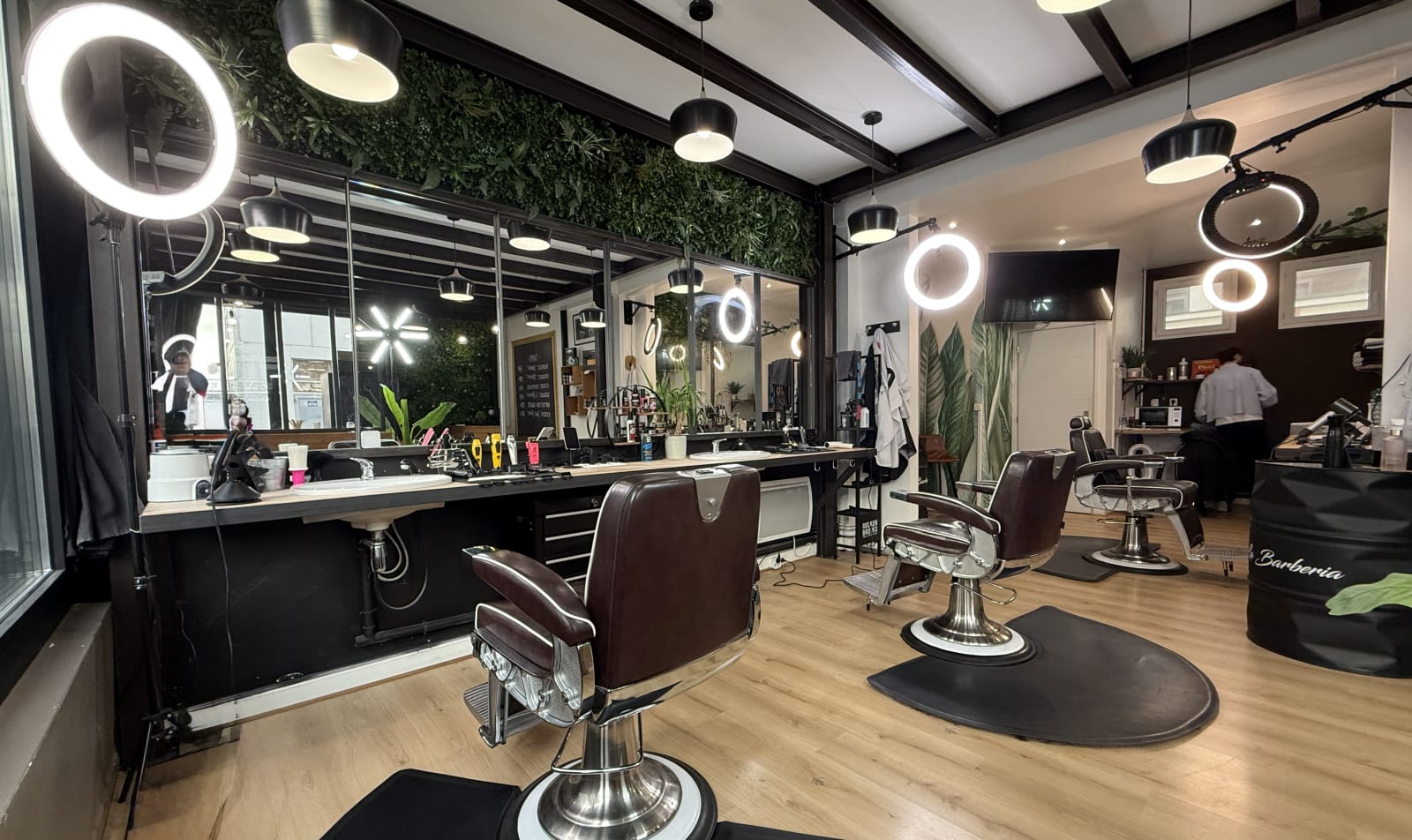 Vue d’ensemble des postes de coiffure de La Barberia
